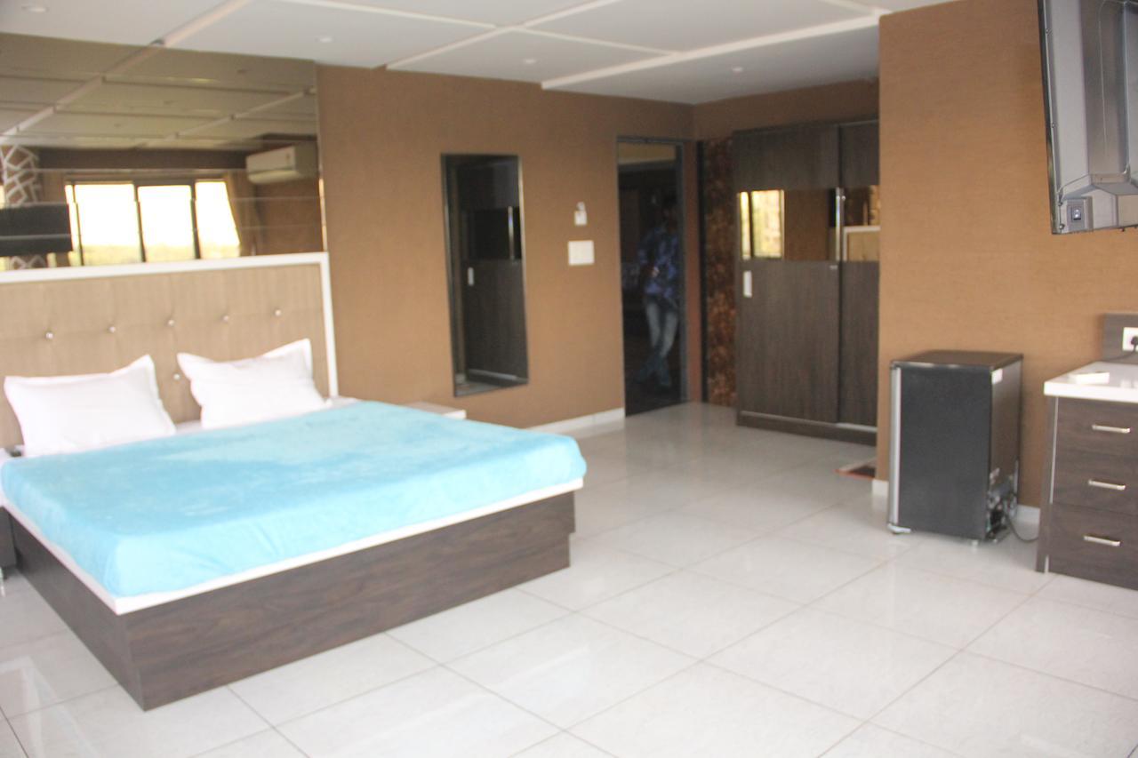 Dev Motel And Banquet Nadiad Экстерьер фото