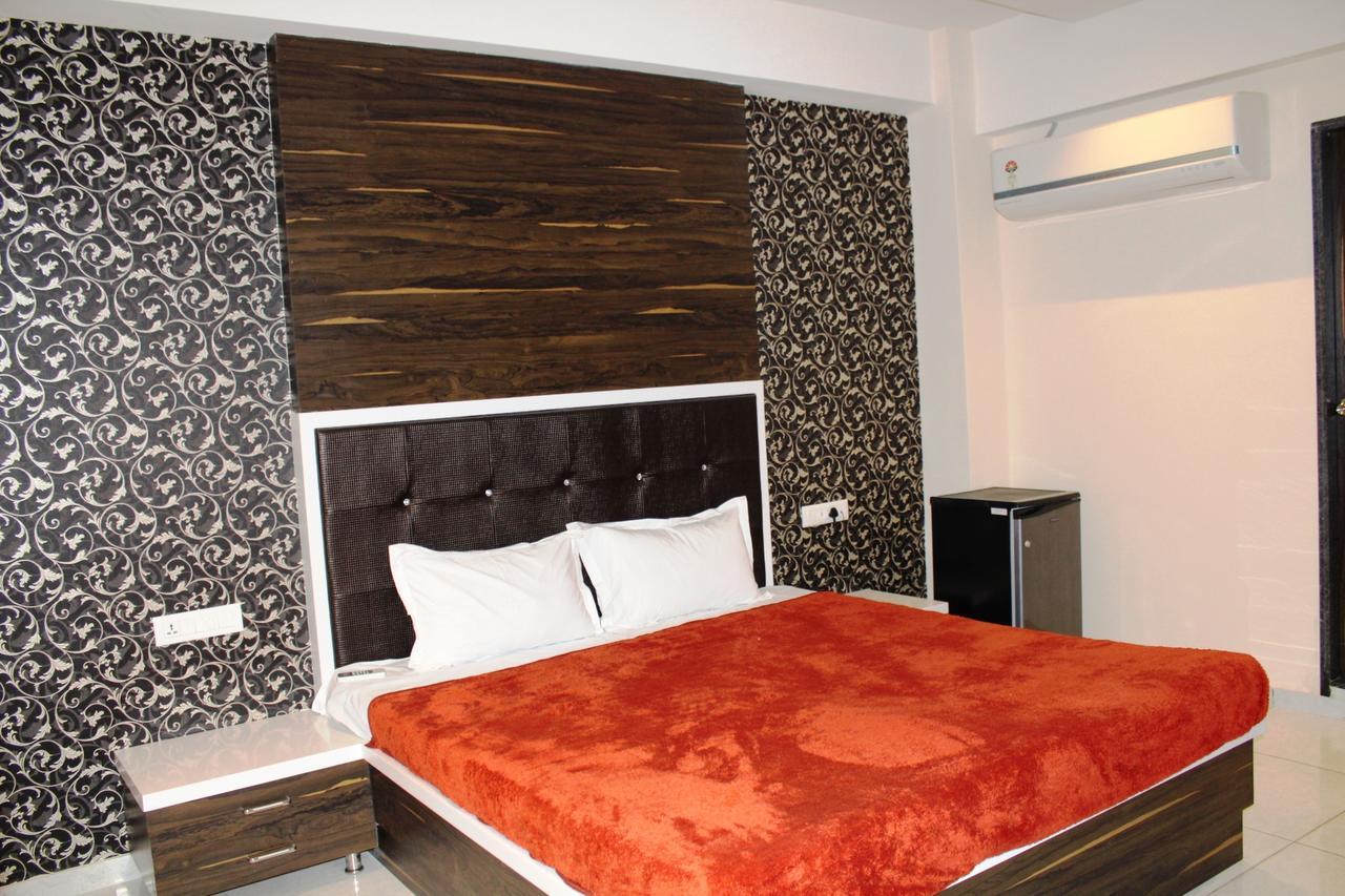 Dev Motel And Banquet Nadiad Экстерьер фото